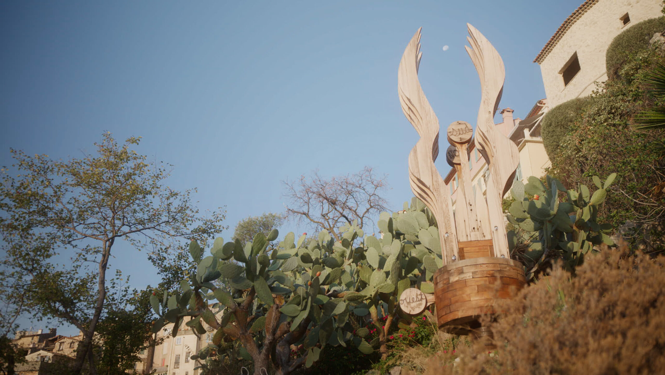 R. Roussil, le cul par terre